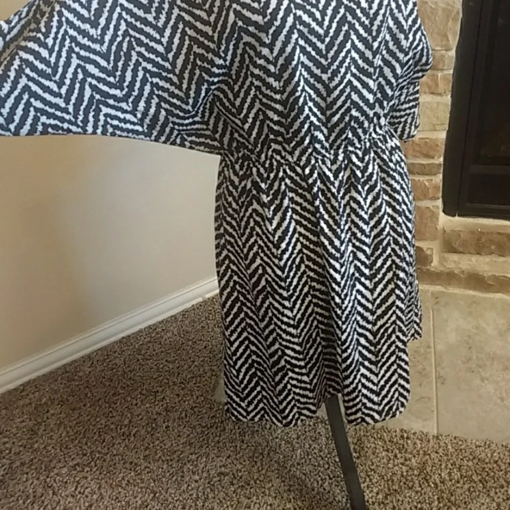Studio Y Black & White Chevron Slit Sleeve Dress Size M #750